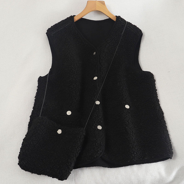 Moteriška pūkinė liemenė su sagomis ir V formos iškirpte