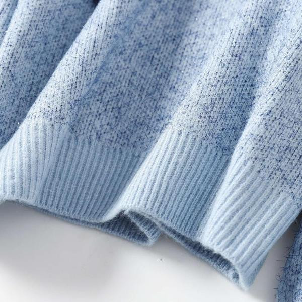 Πουλόβερ για γυναίκες με οβάλ λαιμόκοψη