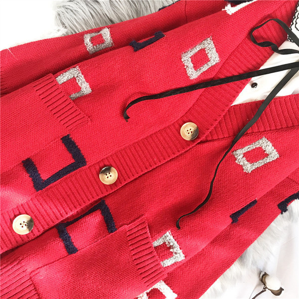 Naiste vabaaja vest - spits-kaelusega ja nööpidega