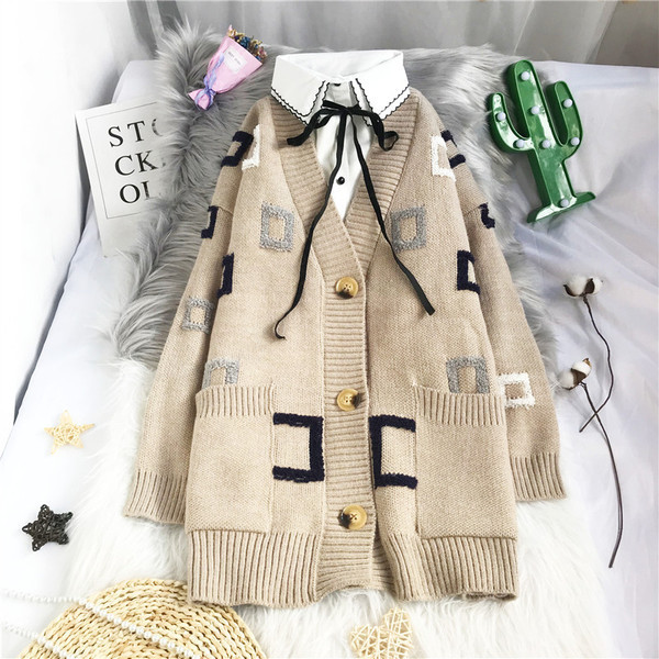 Naiste vabaaja vest - spits-kaelusega ja nööpidega