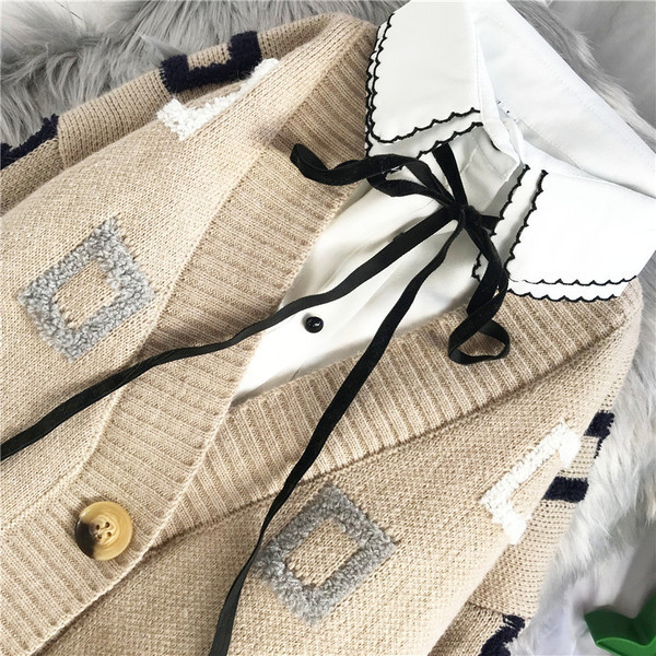 Naiste vabaaja vest - spits-kaelusega ja nööpidega