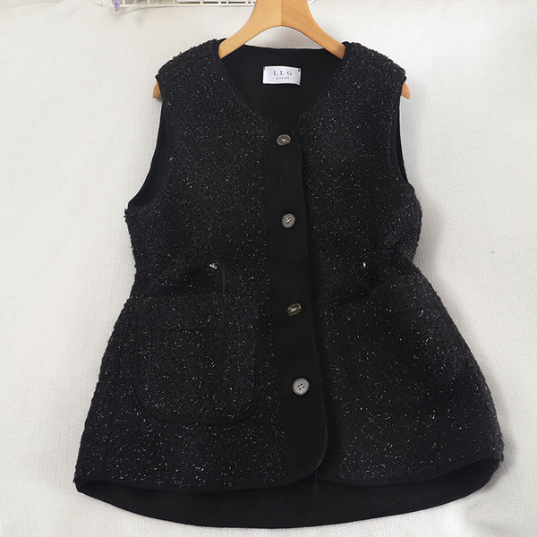 Moteriška ilga liemenė su sagomis ir apvalia iškirpte