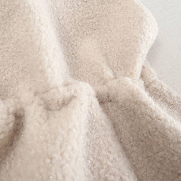 Moteriška ilga liemenė su sagomis ir apvalia iškirpte