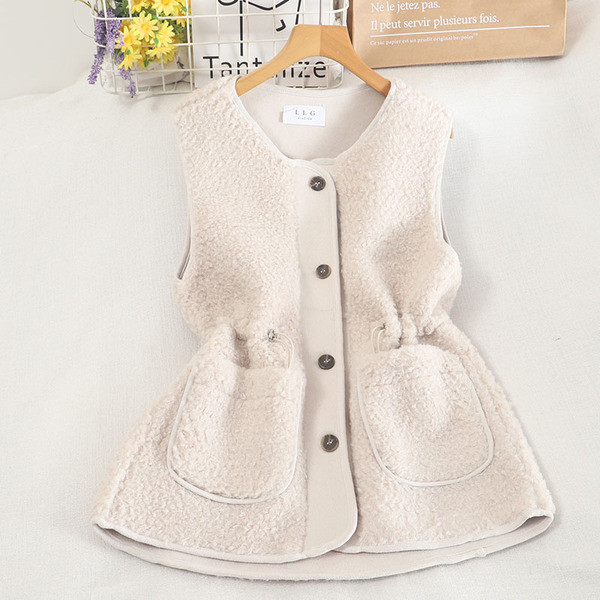 Moteriška ilga liemenė su sagomis ir apvalia iškirpte