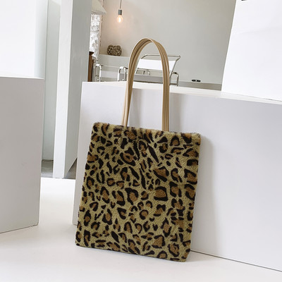 Μοντέρνα γυναικεία τσάντα με μοτίβο λεοπάρ