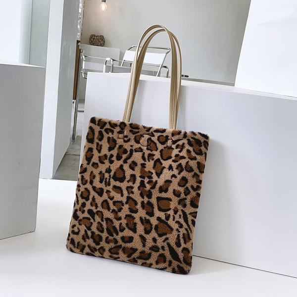 Μοντέρνα  γυναικεία τσάντα με μοτίβο λεοπάρ