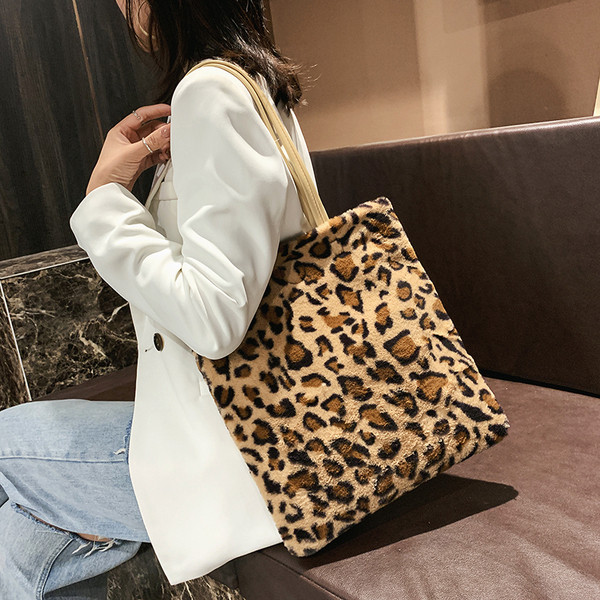 Μοντέρνα  γυναικεία τσάντα με μοτίβο λεοπάρ