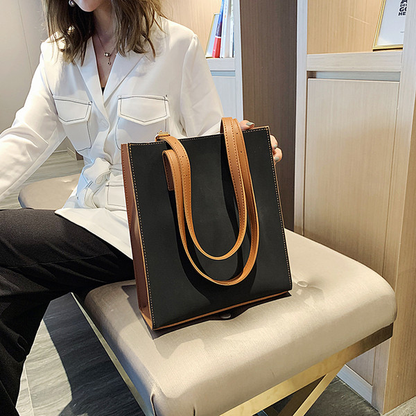 Γυναικεία τσάντα ώμου με κούμπωμα σε στυλ ρετρό