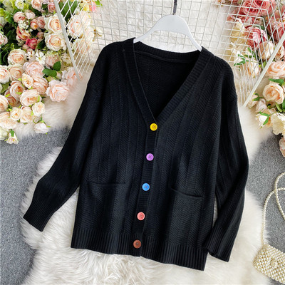 Naiste kootud vest värviliste nööpide ja taskutega