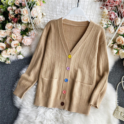 Naiste kootud vest värviliste nööpide ja taskutega