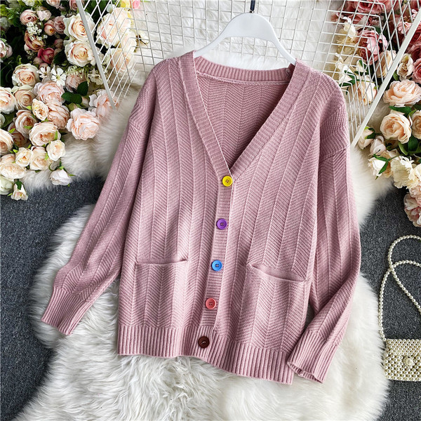 Naiste kootud vest värviliste nööpide ja taskutega