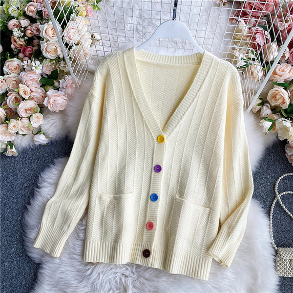 Naiste kootud vest värviliste nööpide ja taskutega