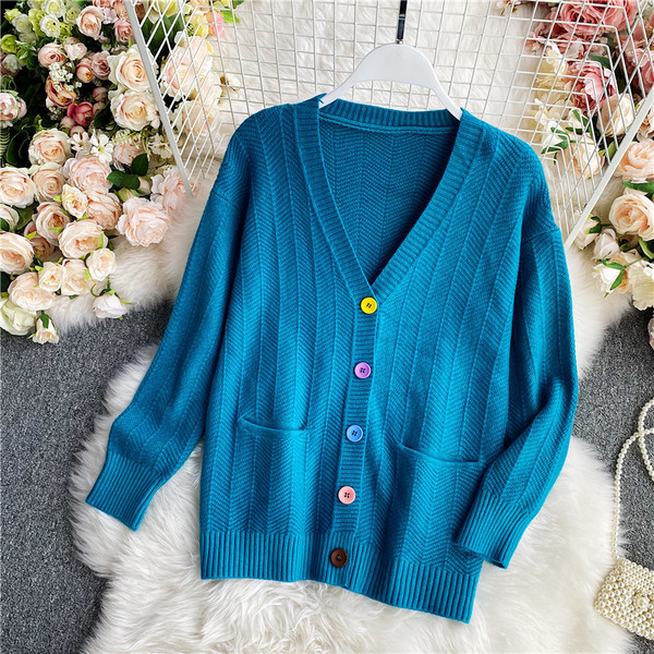 Naiste kootud vest värviliste nööpide ja taskutega