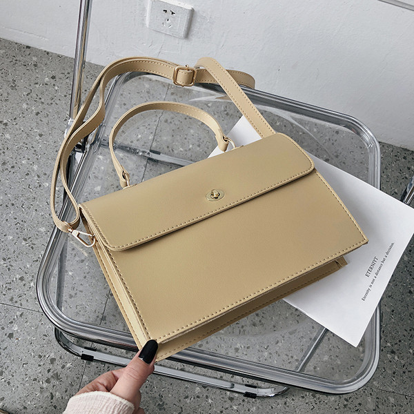 Κομψή γυναικεία έκο δερμάτινη τσάντα με κοντές και μεγάλες λαβές