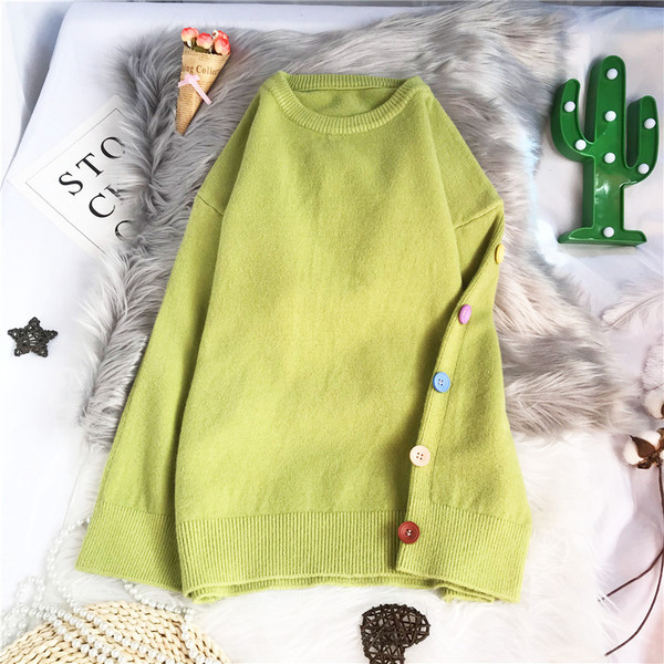 Modernus moteriškas megztinis su apvalia iškirpte ir spalvotomis sagomis