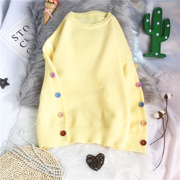 Modernus moteriškas megztinis su apvalia iškirpte ir spalvotomis sagomis