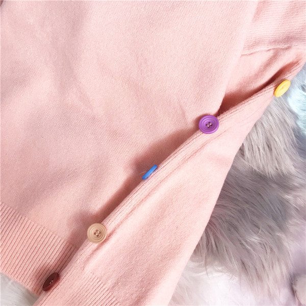 Modernus moteriškas megztinis su apvalia iškirpte ir spalvotomis sagomis