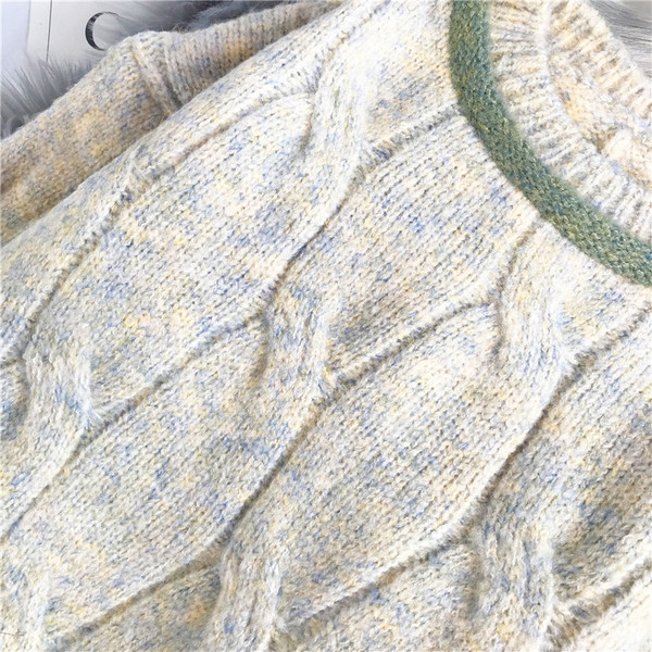 Πλεκτό γυναικείο πουλόβερ με στρογγυλή λαιμόκοψη και φαρδιά μανίκια