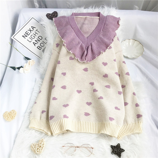 Moekas spitsikaelusega ja lokkidega kampsun naistele