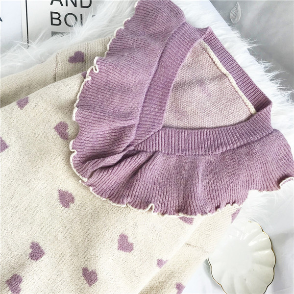 Moekas spitsikaelusega ja lokkidega kampsun naistele