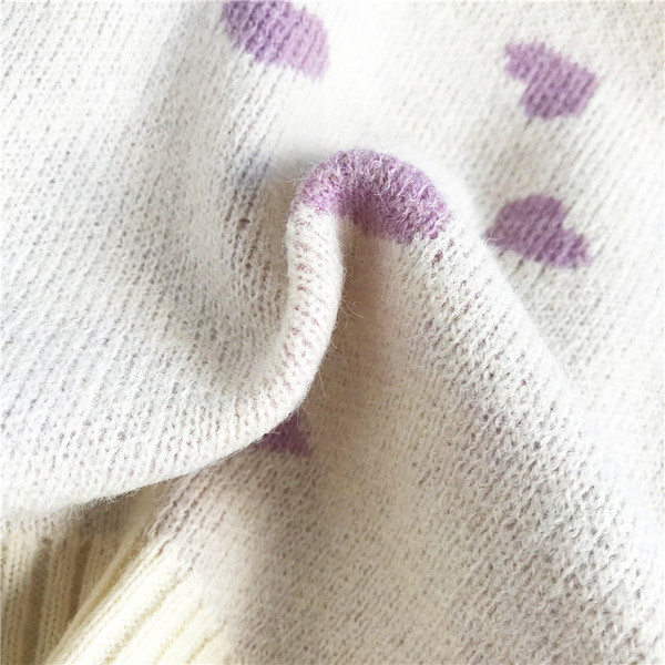 Moekas spitsikaelusega ja lokkidega kampsun naistele