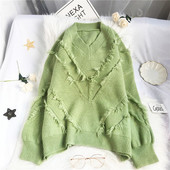 Γυναικείο πουλόβερ μεγάλου μεγέθους με λαιμόκοψη και κρόσσια