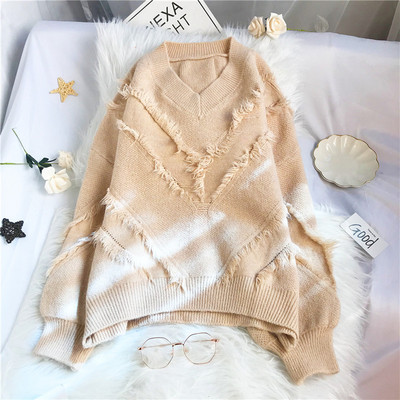 Γυναικείο πουλόβερ μεγάλου μεγέθους με λαιμόκοψη και κρόσσια