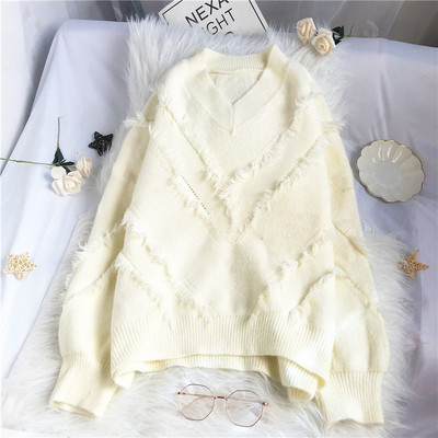 Γυναικείο πουλόβερ μεγάλου μεγέθους με λαιμόκοψη και κρόσσια