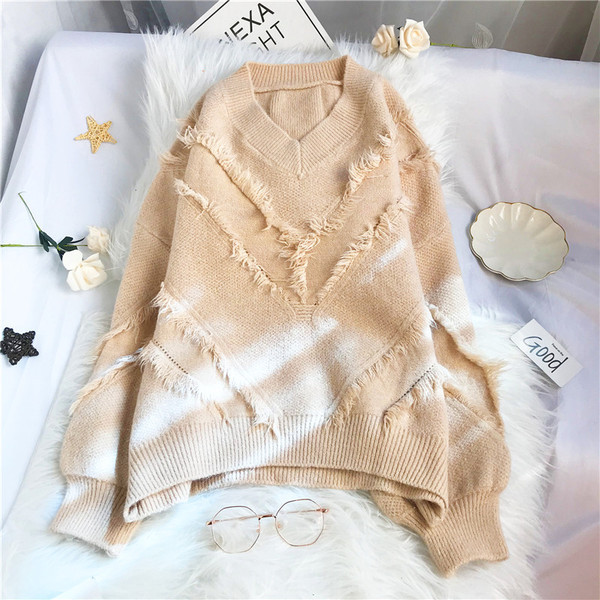 Γυναικείο πουλόβερ μεγάλου μεγέθους με λαιμόκοψη και κρόσσια