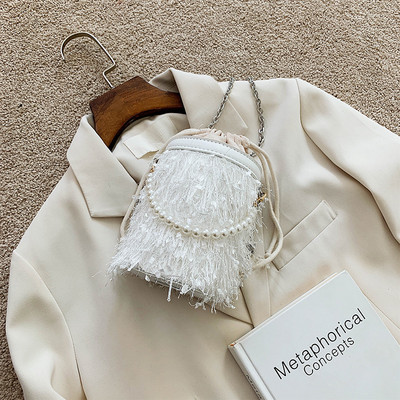 Novi model ženske torbe sa perlama i resicama