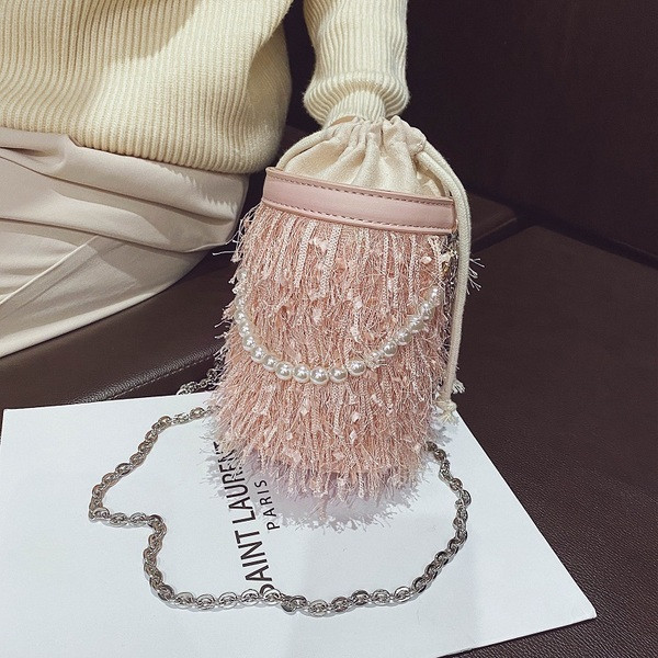 Novi model ženske torbe sa perlama i resicama