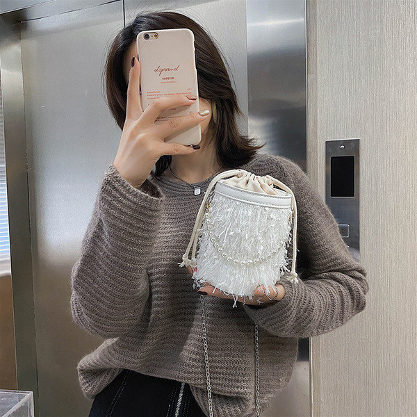 Novi model ženske torbe sa perlama i resicama