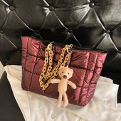 Γυναικεία τσάντα casual με μεταλλική λαβή