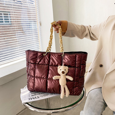 Γυναικεία τσάντα casual με μεταλλική λαβή