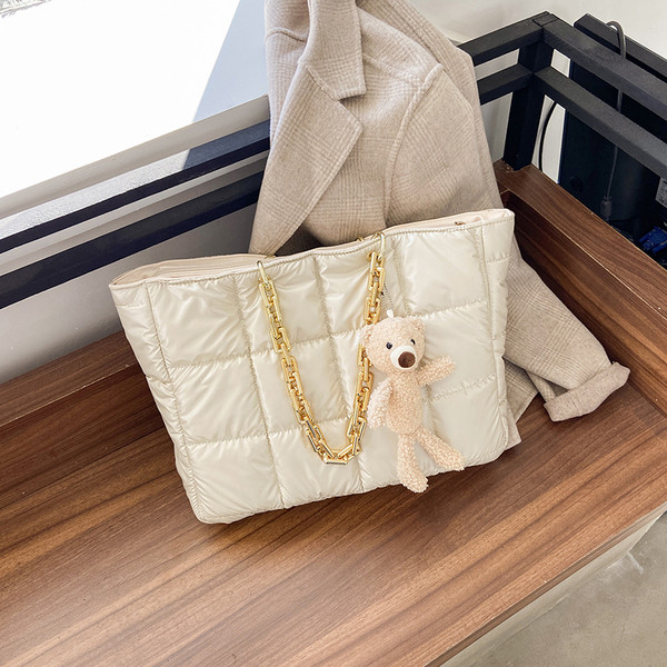 Γυναικεία τσάντα casual με μεταλλική λαβή