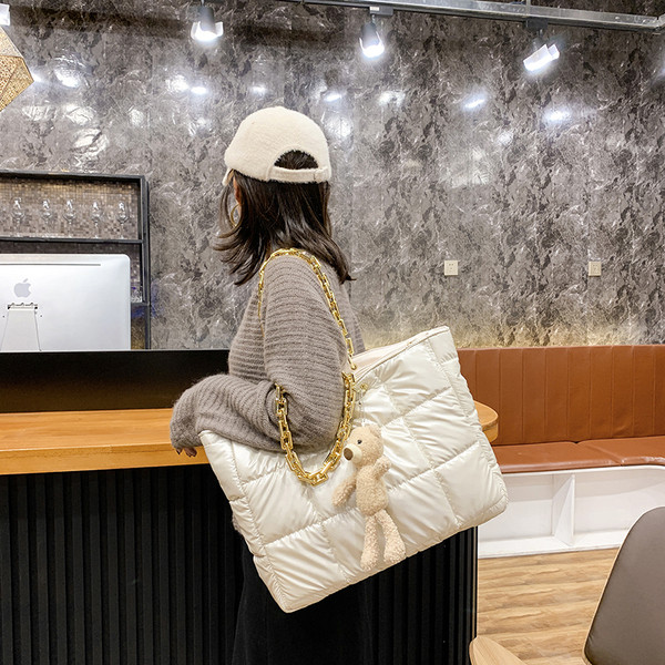 Γυναικεία τσάντα casual με μεταλλική λαβή