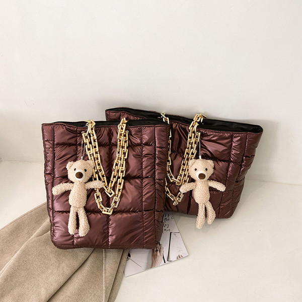 Γυναικεία τσάντα casual με μεταλλική λαβή