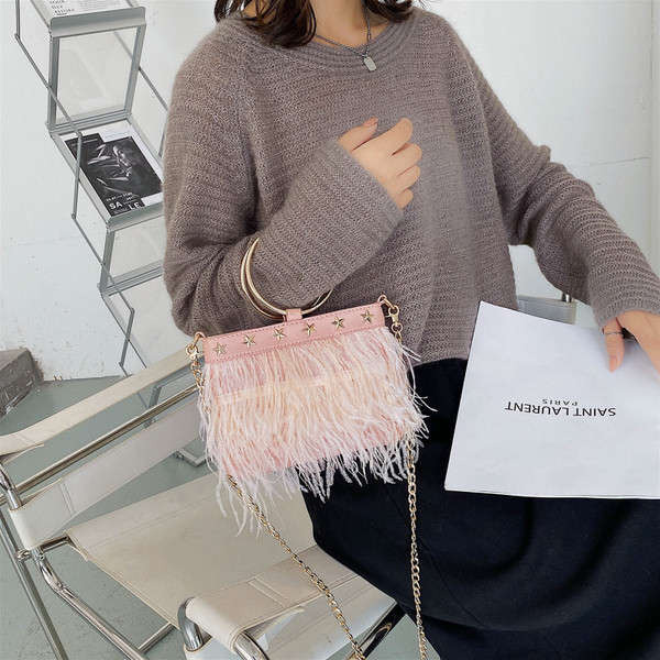 Moodne tuttide ja metallelementidega naistekott