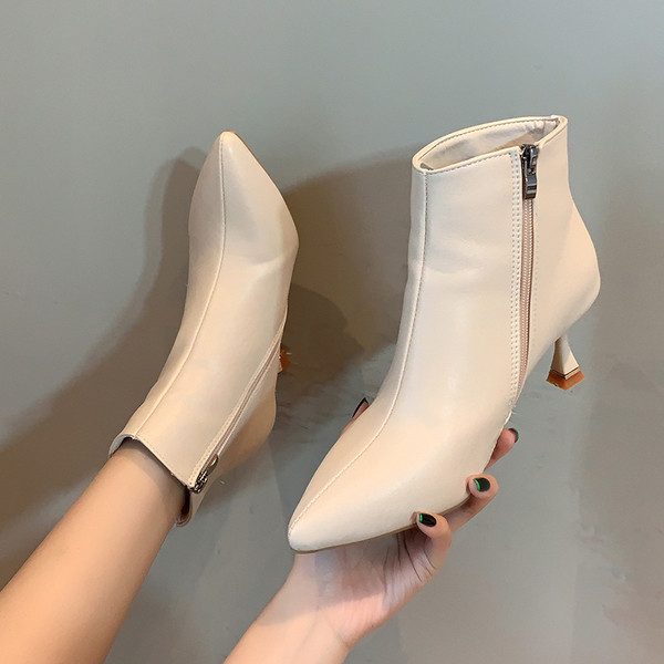 Öko-nahast terava mudeliga naiste saapad