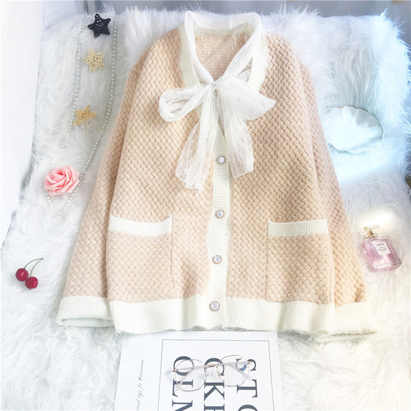 Moodne naiste vest nööpide, tülli ja spitsikaelusega