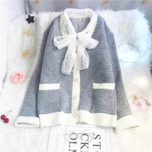 Moodne naiste vest nööpide, tülli ja spitsikaelusega