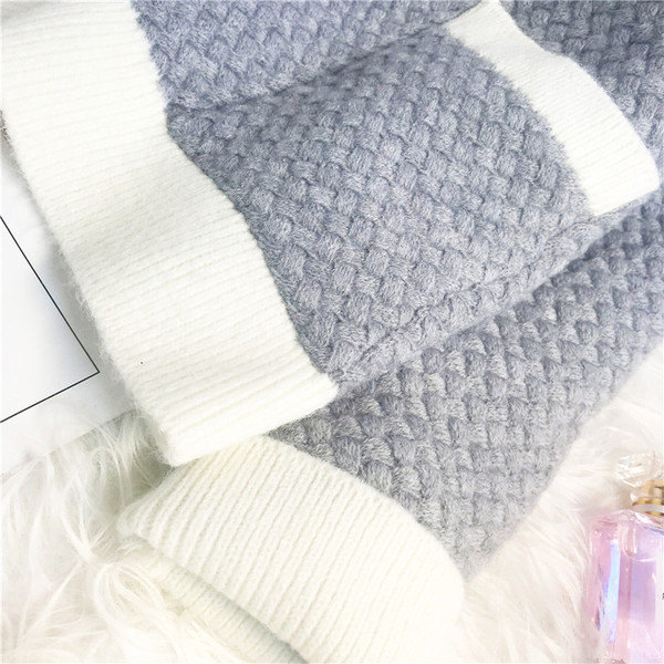 Moodne naiste vest nööpide, tülli ja spitsikaelusega