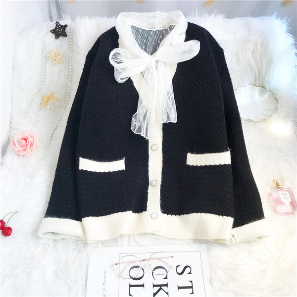 Moodne naiste vest nööpide, tülli ja spitsikaelusega