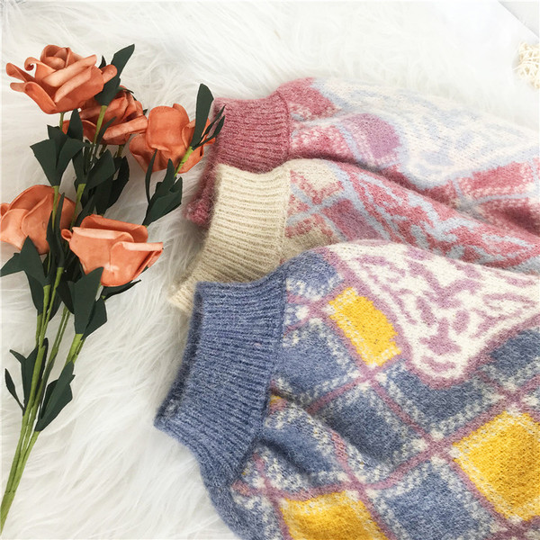 Naiste lilleline kampsun ovaalse kaelusega ja pikkade varrukatega