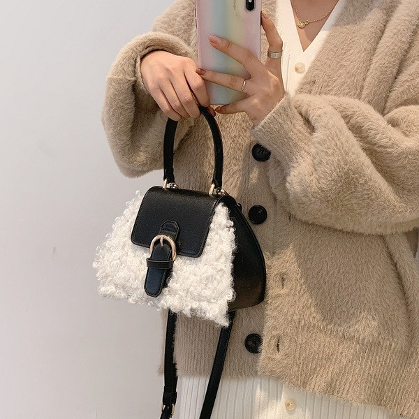 Geantă de umăr de puf de damă cu cataramă