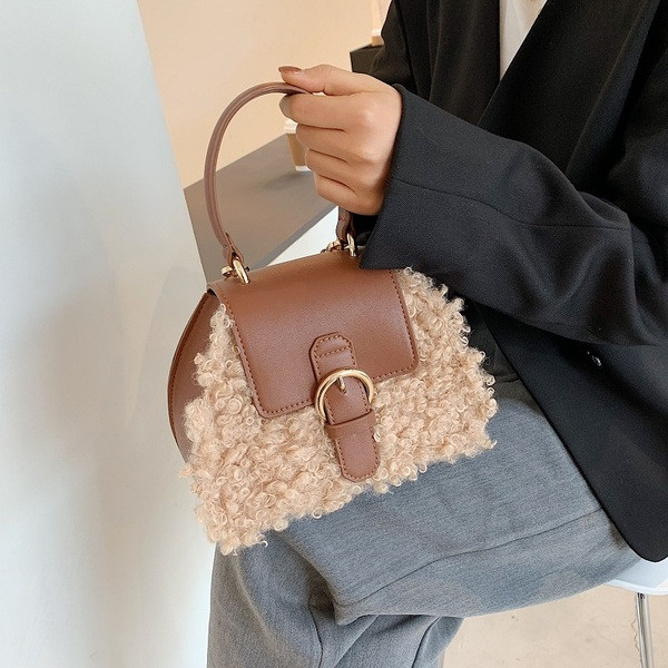 Geantă de umăr de puf de damă cu cataramă