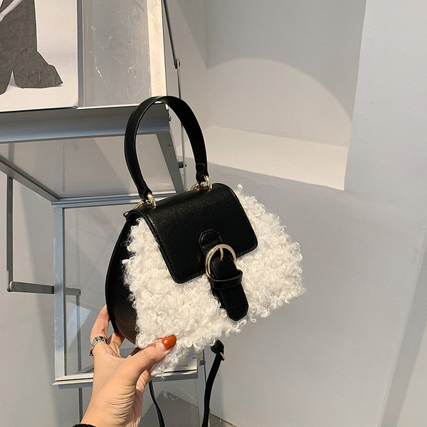 Geantă de umăr de puf de damă cu cataramă