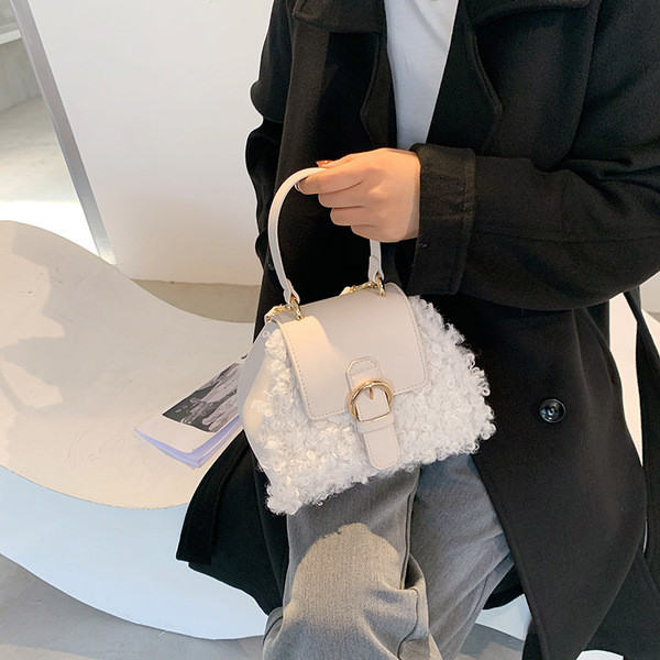 Geantă de umăr de puf de damă cu cataramă