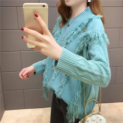 Μοντέρνο γυναικείο πουλόβερ με ντεκολτέ με κρόσσια