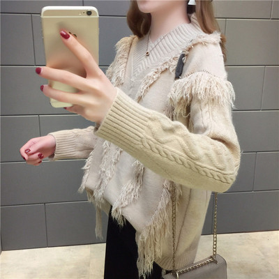 Μοντέρνο γυναικείο πουλόβερ με ντεκολτέ με κρόσσια